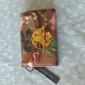 🏵️💚 Love & Lore Floral Bifild Wallet